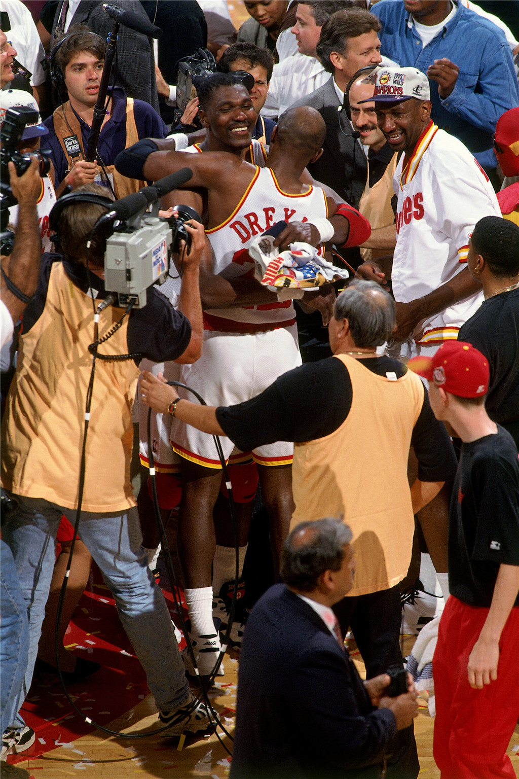 冠军时刻狼王怒吼震北岸典韦香槟敬膝盖