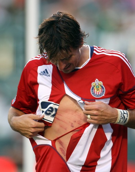 球衣撕破的尴尬瞬间鲁尼露屁股伊布也中招