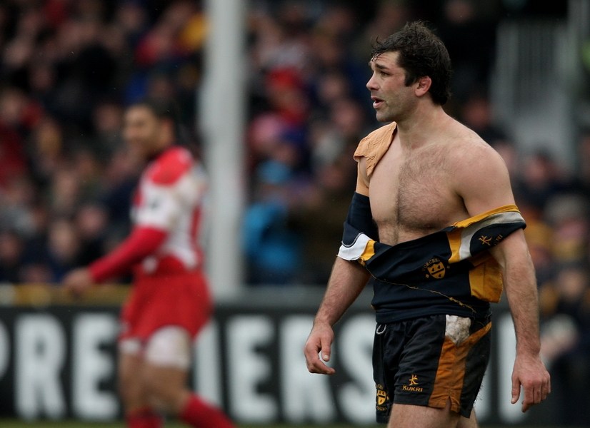 橄榄球球员球衣被撕破