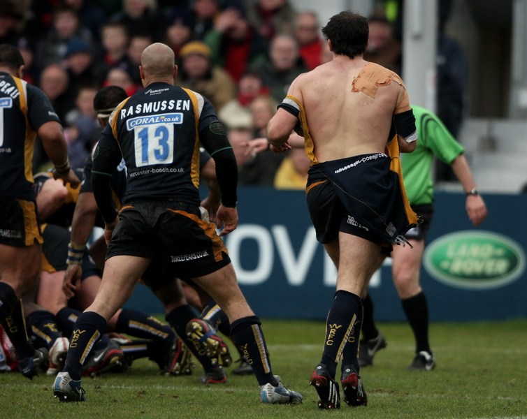 球衣撕破的尴尬瞬间 鲁尼露屁股伊布也中招