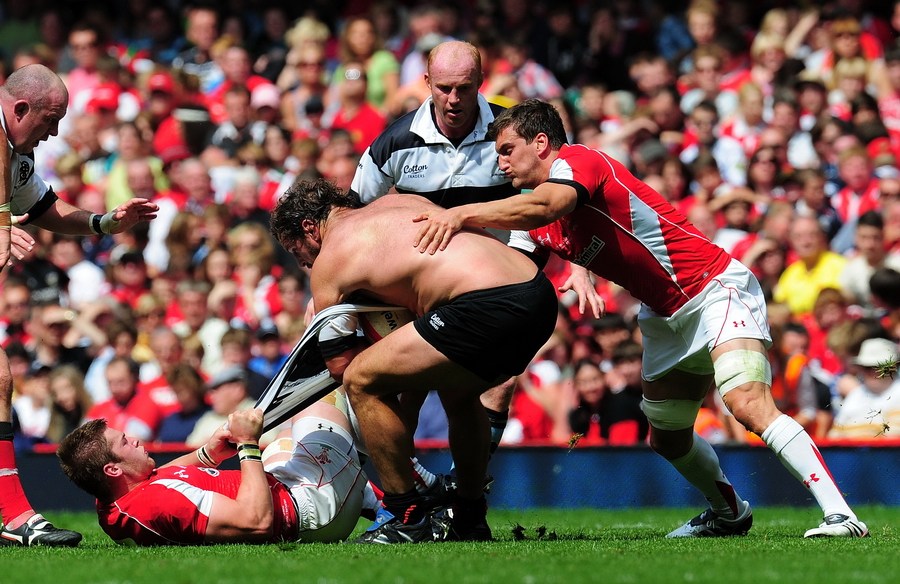 球衣撕破的尴尬瞬间 鲁尼露屁股伊布也中招