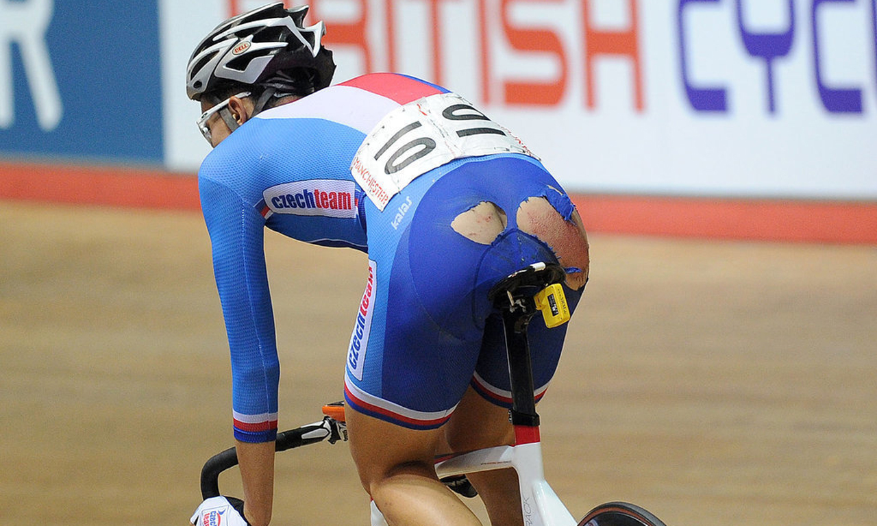 球衣撕破的尴尬瞬间 鲁尼露屁股伊布也中招