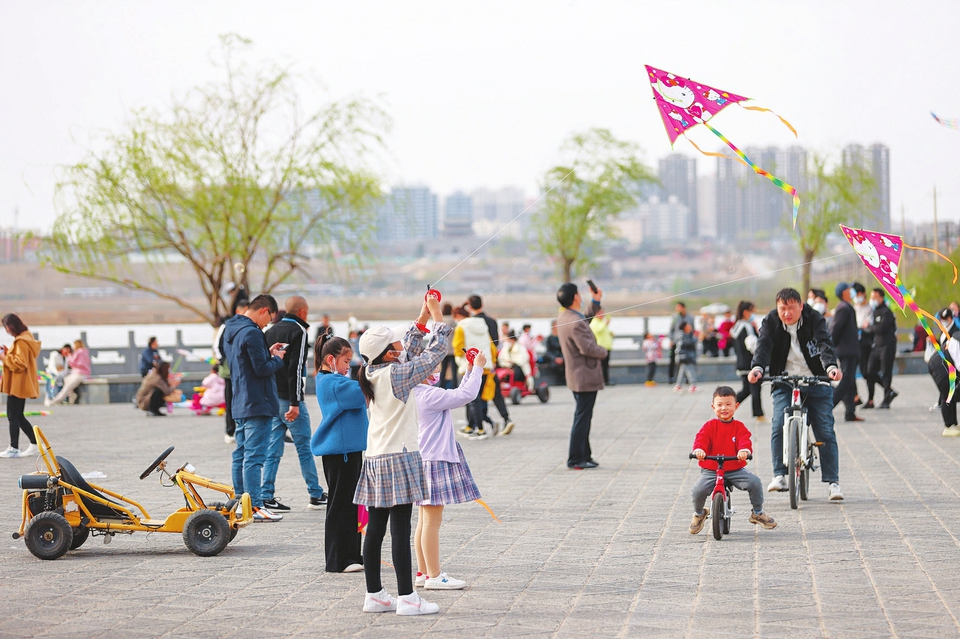 鹽城市民忙趁東風放紙鳶