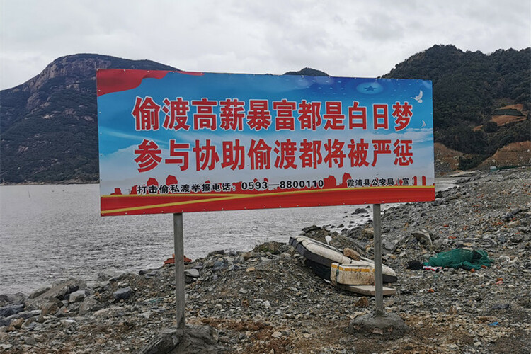 来,派出所民警和村两委在进村入户宣传时,还通过张贴宣传标语等形式