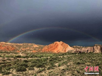 地質公園「外星谷」に現れた「夕焼けを囲む虹」の景観　甘粛省張掖
