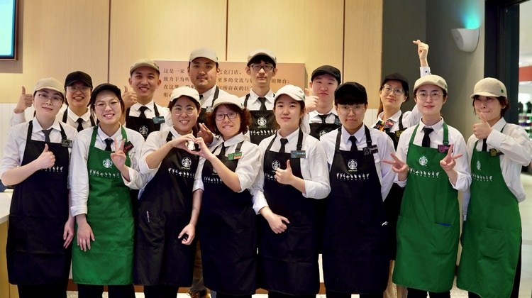 携手搭起爱的桥梁星巴克青岛手语门店温暖绽放一周年记