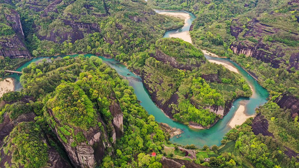 福建武夷山春日九曲溪满目苍翠美如画