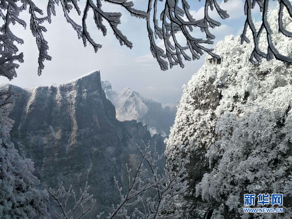 湖南天门山：银装素裹若仙境