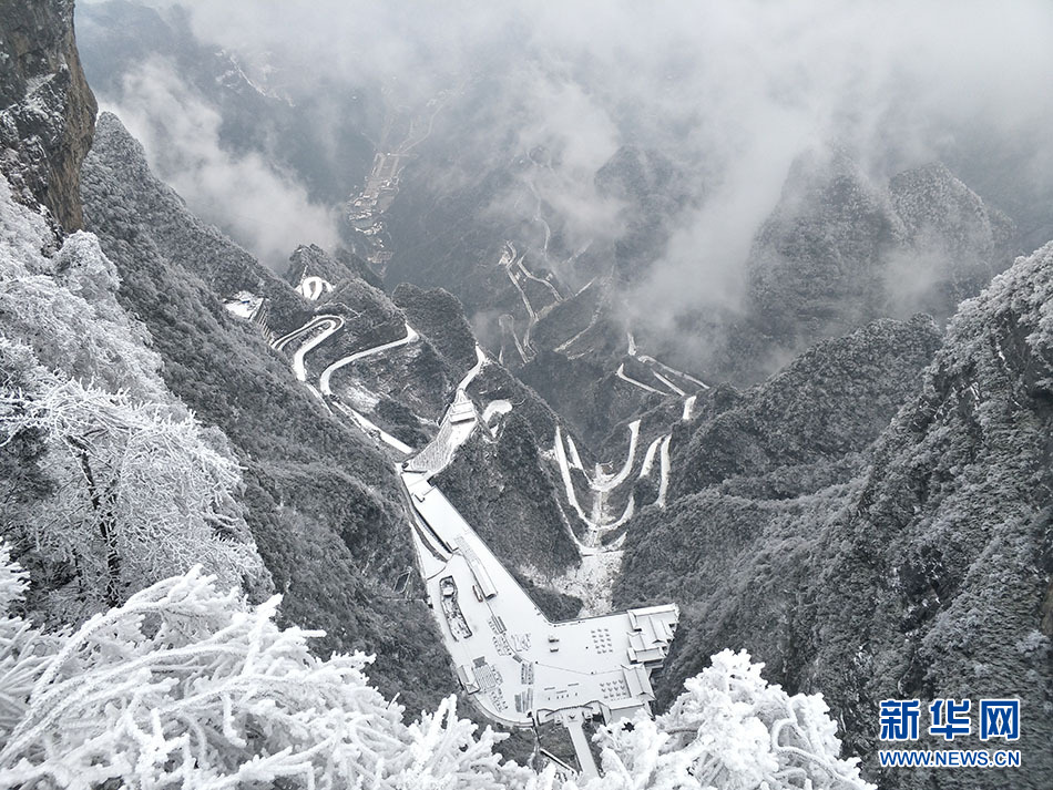 湖南天门山：银装素裹若仙境