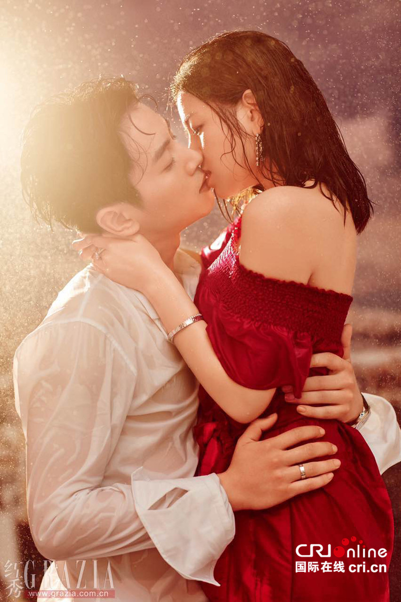 陈晓陈妍希登封面湿身热吻 躺床甜蜜相拥