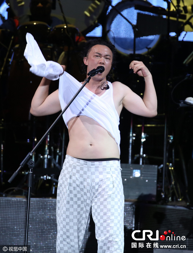陈奕迅南宁演唱会撩衣露肚腩