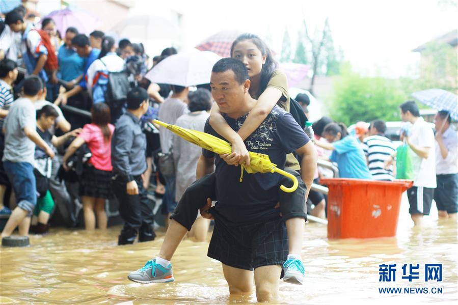 江西部分地区出现强降雨