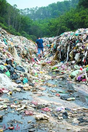 廣州一學校後山被挖開 堆200多噸垃圾佔地5畝