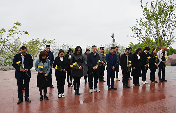 缅怀革命先烈 凝聚奋进力量 自贡市大安区委统战部召开统一战线工作推进会_fororder_5全体人员默哀（摄影-赵丽）