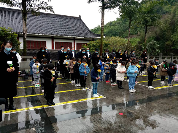 宜宾珙县：鲜花献英烈 追思励未来_fororder_K28Z9BAFK`ZRVH$)UD[4_CN