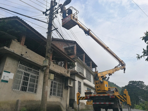 【社会民生】万盛万东镇加设路灯 保障居民出行安全