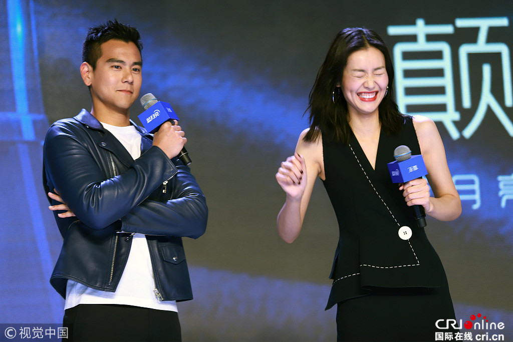 刘雯龇牙笑到"飙泪"与男神彭于晏齐送表情包