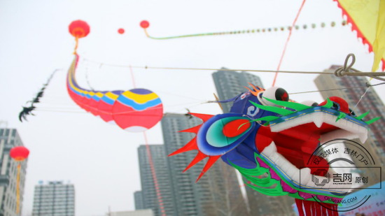 【文体时尚（图）】  风筝与雪花齐飞舞 风筝赛玩得疯