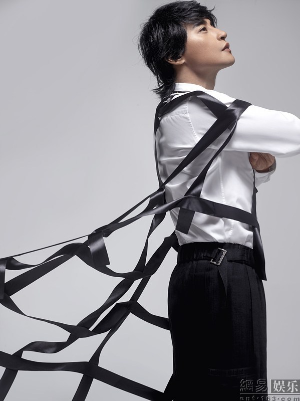 陈志朋新碟写真曝光 黑白相间网住你的爱
