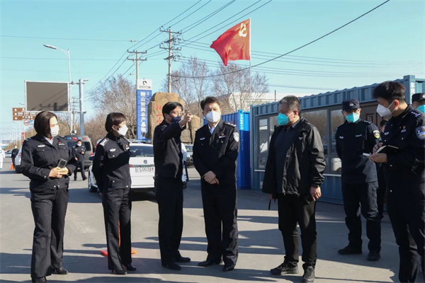 副市长督导高速公路疫情防控 为来鞍山司机提供好服务_fororder_陈志刚现场部署工作。供图 鞍山公安局
