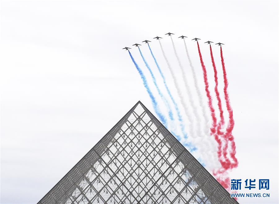 法国国庆节阅兵式致敬抗疫公民