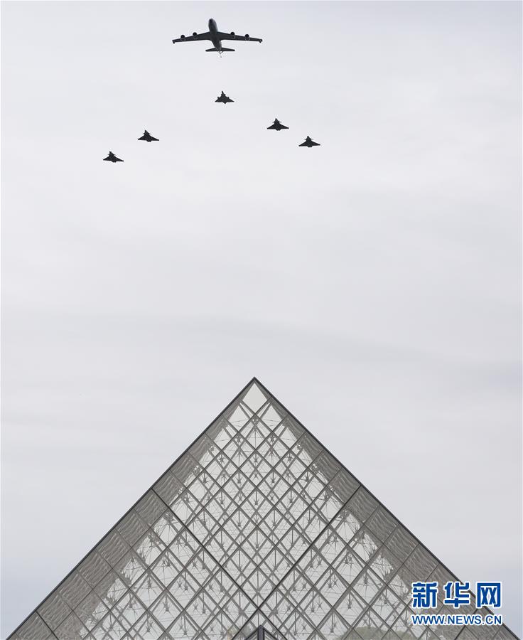 法国国庆节阅兵式致敬抗疫公民