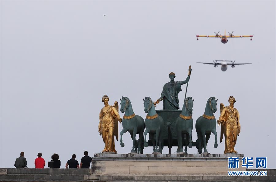 法国国庆节阅兵式致敬抗疫公民