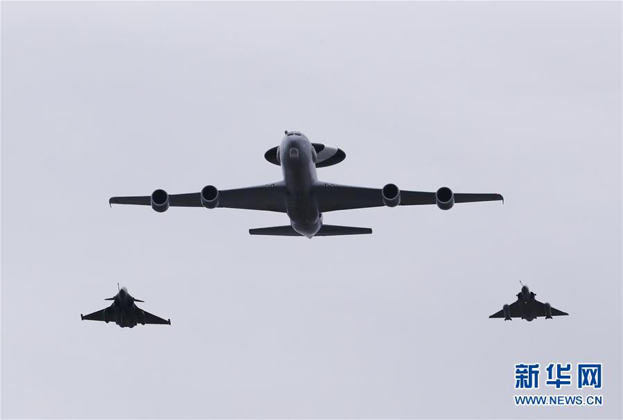 法国国庆节阅兵式致敬抗疫公民