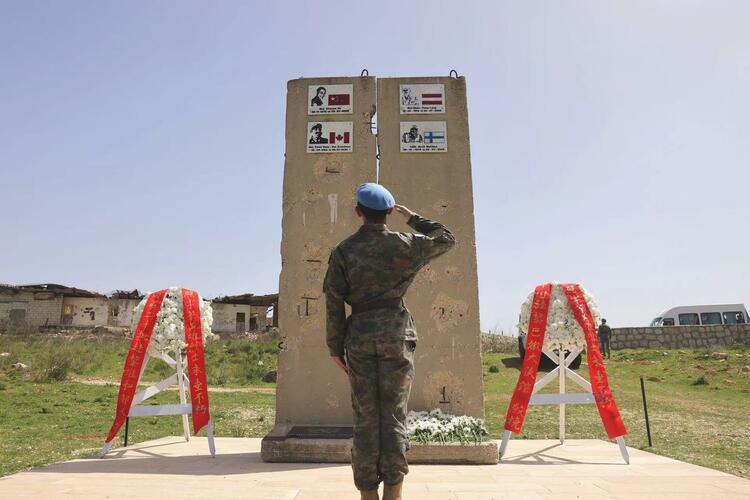 中国驻黎巴嫩使馆与赴黎维和部队祭扫杜照宇烈士墓