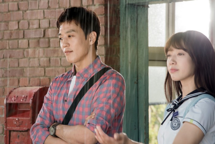 《Doctors》剧照 金来沅朴信惠雨中约会