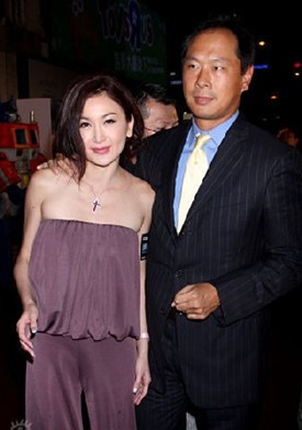 50岁温碧霞穿比基尼 腰细腿白香肩嫩滑