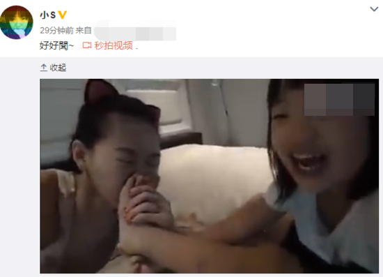 休闲东说念主妻小S在家无事作念 闻犬子脚丫real享受