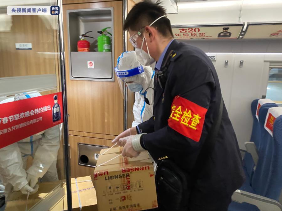 “逆行者”来沪支援 高铁乘务人员精心做好列车服务