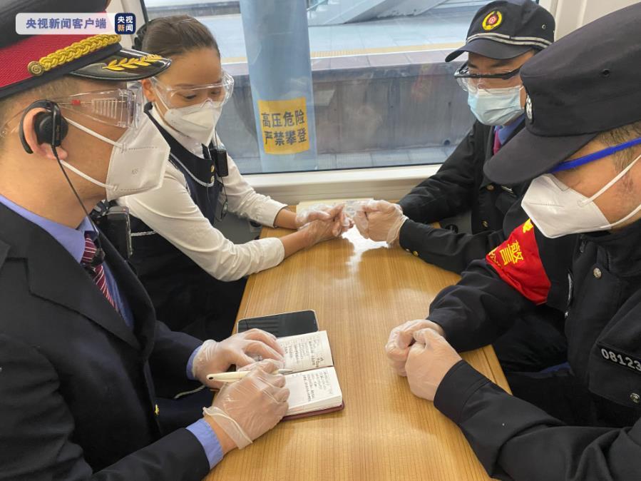 “逆行者”来沪支援 高铁乘务人员精心做好列车服务
