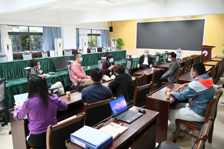 东莞市教育局副局长邓柏松一行莅临广州新华学院东莞校区检查疫情防控工作