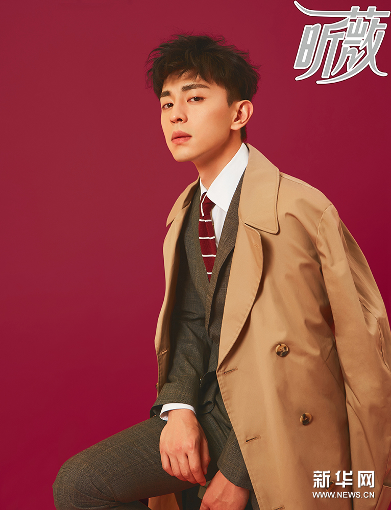 邓伦封面大片 花式造型展现时尚把控力