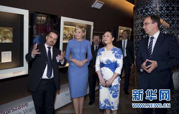 彭麗媛同波蘭總統夫人阿加塔共同參觀肖邦博物館
