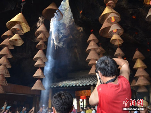 夏至到来：民间流行吃面 古代女子互赠折扇脂粉