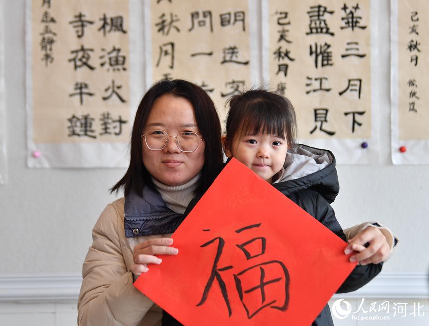 河北遷安：揮墨迎新春 祝福暖人心