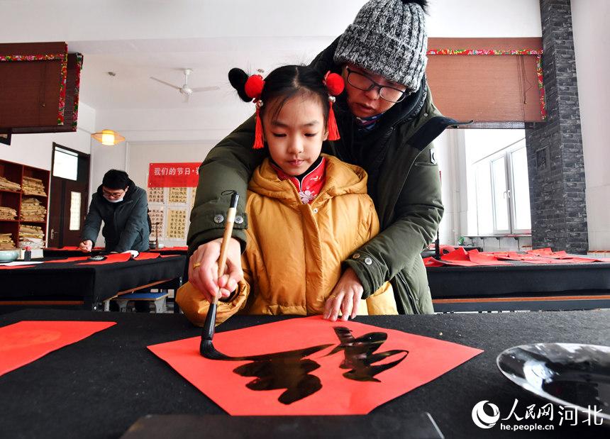 河北迁安：挥墨迎新春 祝福暖人心