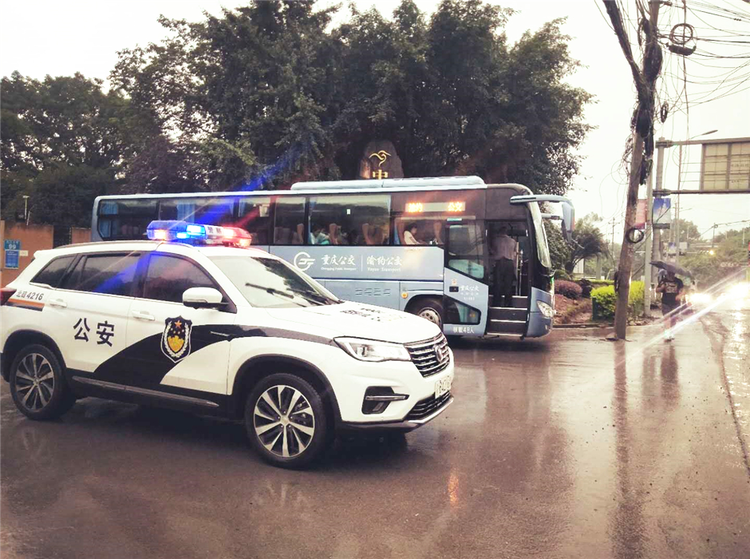 （有修改）【加急】重庆北碚交巡警暴雨中护考 获中考学子点赞