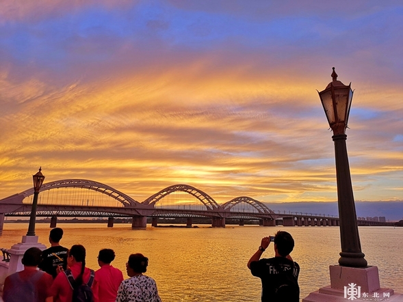 連日陰雨暫歇，冰城江畔現“天空之鏡“奇觀
