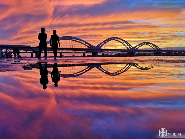 連日陰雨暫歇，冰城江畔現“天空之鏡“奇觀