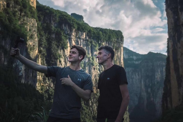 海外大V拍重庆：英国父子不愿说“再见”