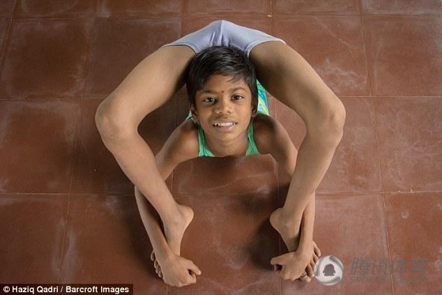 高清：柔软如蛇 印度小男孩欲创吉尼斯纪录