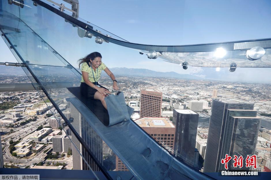 洛杉矶摩天大楼外安装玻璃滑梯 离地面305米高