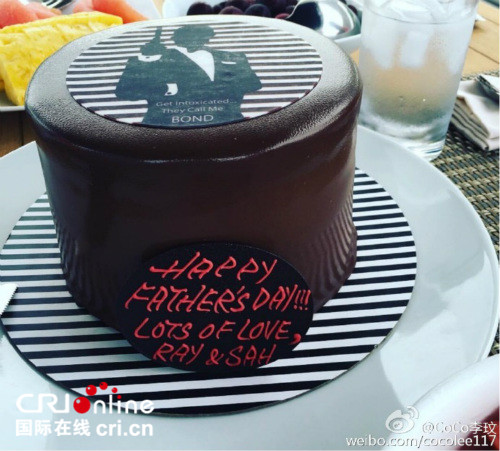 李玟父亲节晒幸福 女儿贴心爱意满满