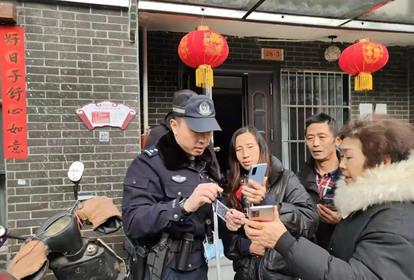 成都蒲江：警民携手共建“小地方 大平安”_fororder_民警上门为居民办实事-供图-蒲江县委宣传部