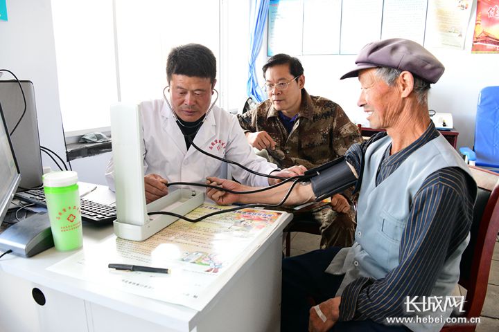 刘景业：让贫困户从“蹲墙根”到忙致富