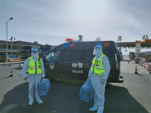 孕妇急需待产物品  辽宁岫岩民警高速口寻找进鞍山车辆帮其送达